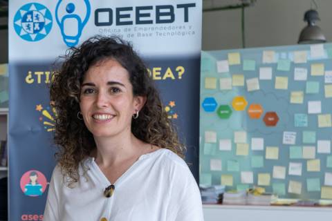 La alumna emprendedora Nuria Berruezo fue asesorada en programas de la OEEBT, logrando varios premios y contratos.